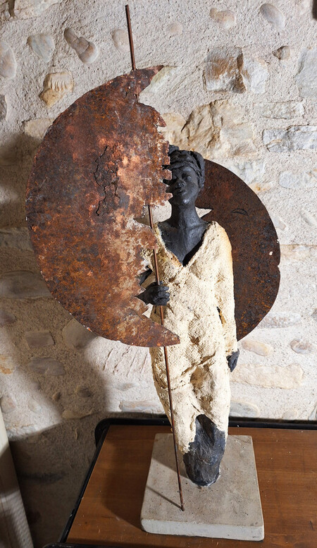 femme portant la terre (63 cm haut )                          450e