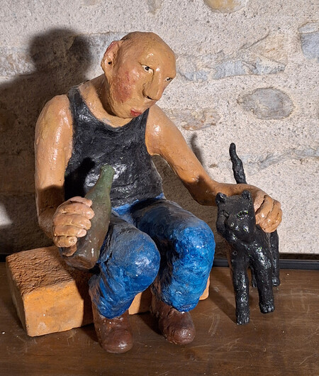 le buveur de cru et le chat  terre &eacute;maill&eacute;e ( 30 cm de haut )       170e