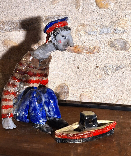 le marin p&eacute;cheur et le petit bateau ( terre &eacute;maill&eacute;   27 cm haut)   160e