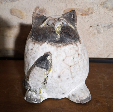petit chat au poisson (raku nu )       (17 cm haut)                           80e